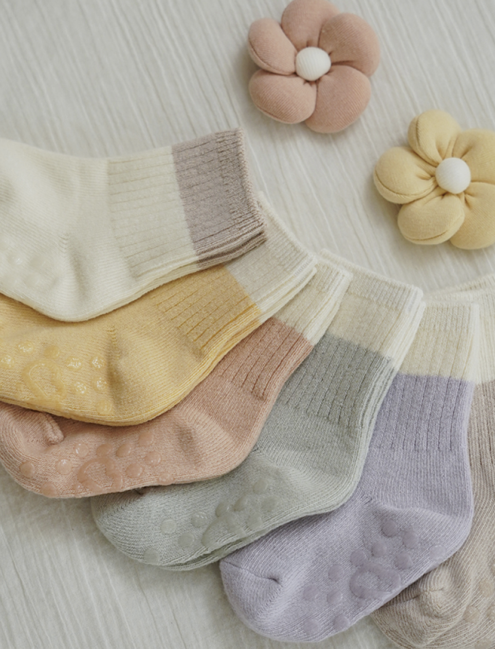 Preorder) Peekaboo Daisy Socks