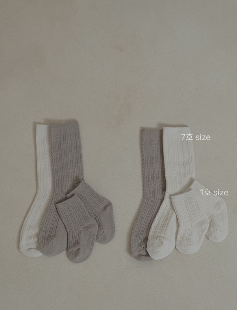 Preorder) Peekaboo Twisted Socks