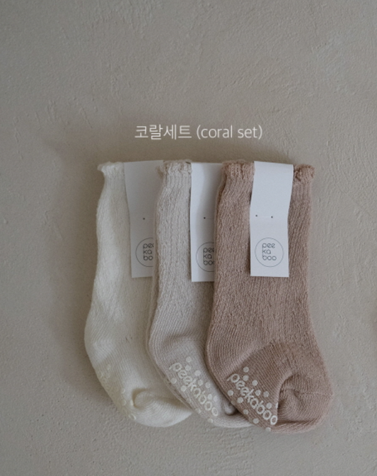 Preorder) Peekaboo Flower Knee Socks