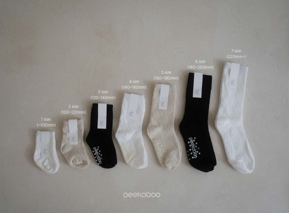 Preorder) Peekaboo Dia Socks