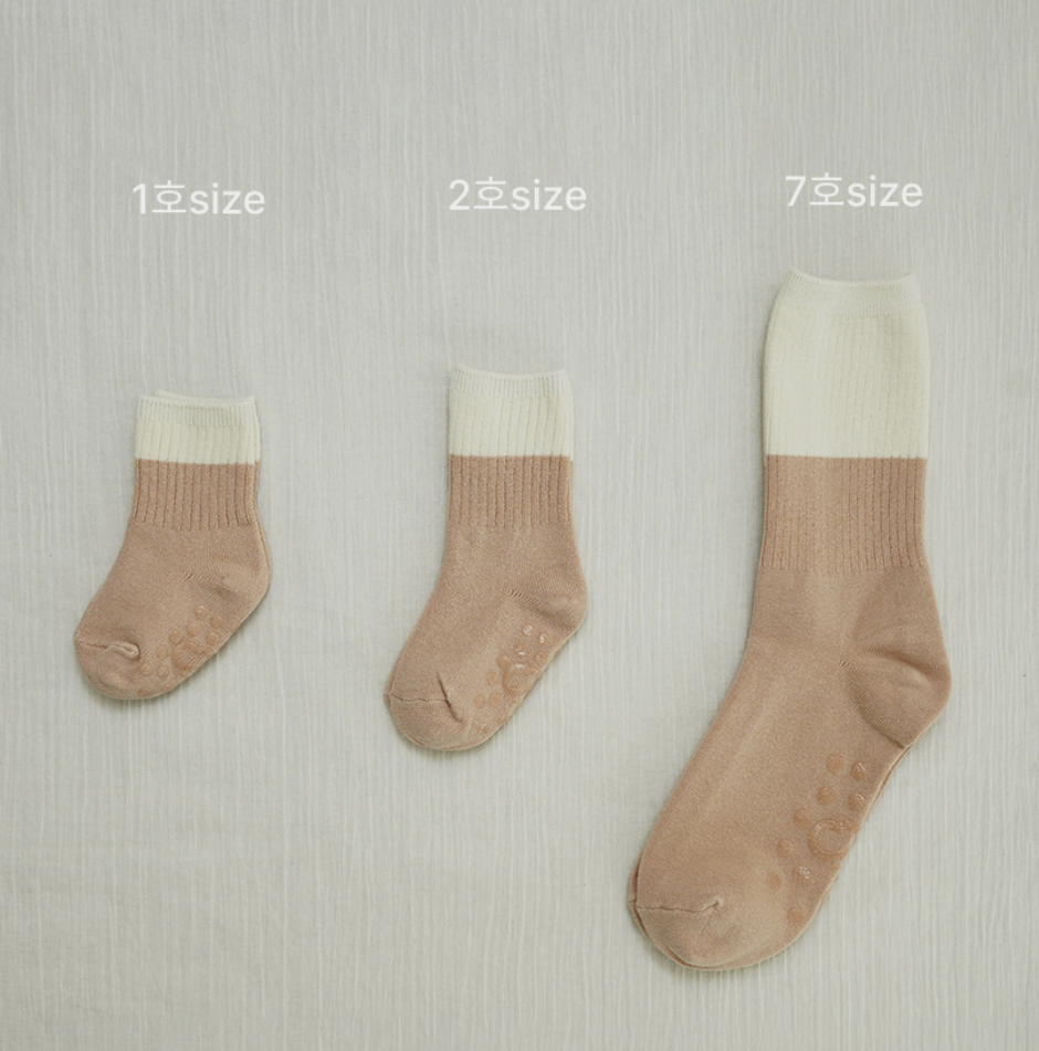 Preorder) Peekaboo Daisy Socks
