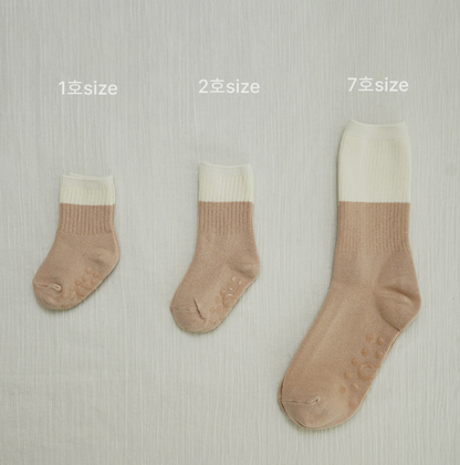 Preorder) Peekaboo Daisy Socks
