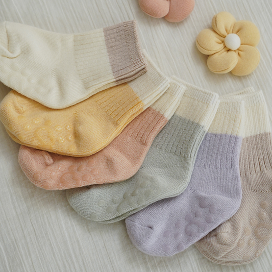 Preorder) Peekaboo Daisy Socks
